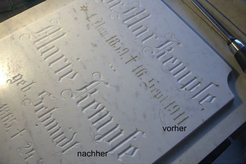 Restaurierung einer Grabsteininschrift, Zustand vorher und nachher; fachmännische Arbeit von Steinmetzbetrieb Tauchert.