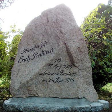 Kriegerdenkmal für Erich Beikirch, gefallen in Russland 1915; gefertigt oder restauriert durch Steinmetzbetrieb Tauchert.