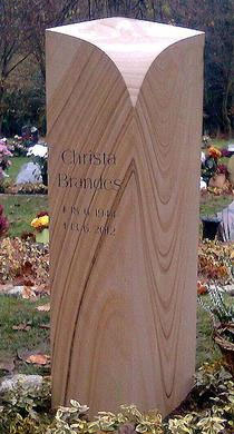 Moderner Grabstein für Christa Brandes, gefertigt aus hellem Sandstein; eine Arbeit von Steinmetzbetrieb Tauchert.