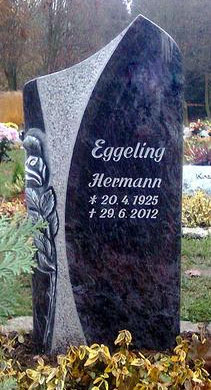 Eleganten Grabstein aus dunklem Granit mit heller Applikation für Hermann Eggeling; gefertigt von Steinmetzbetrieb Tauchert.