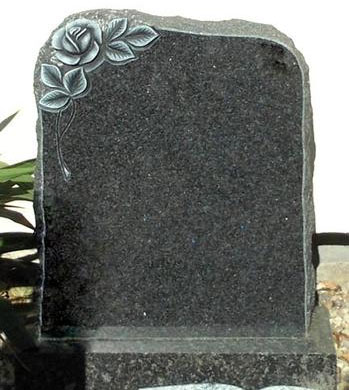 Schlichter Grabstein aus dunklem Granit mit eingravierter Rose; eine würdevolle Gestaltung von Steinmetzbetrieb Tauchert.